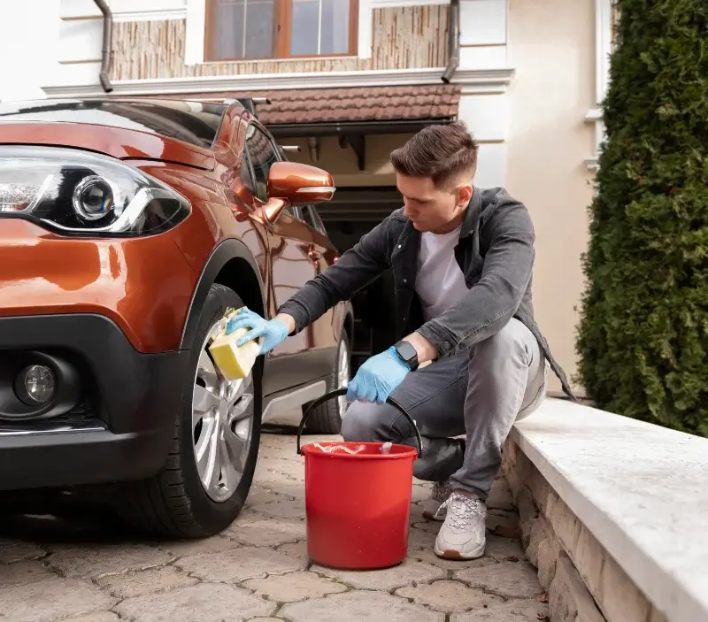 Lavage auto à domicile Saint-Cyr-sur-Mer : professionnel intervenant sur un véhicule